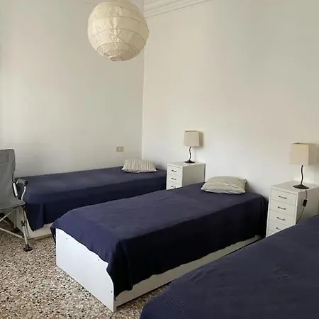Comodo Al Centro Del شقة