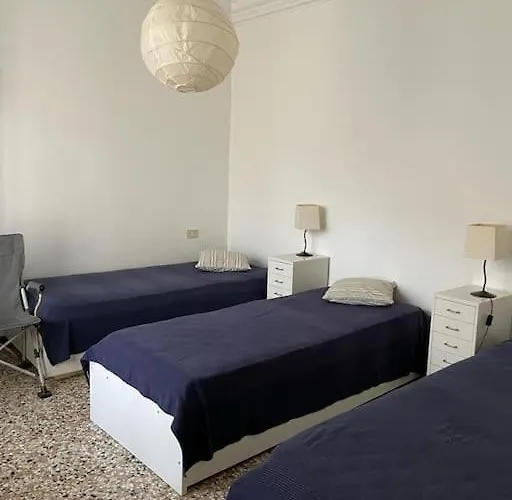 Comodo Al Centro Del דירה